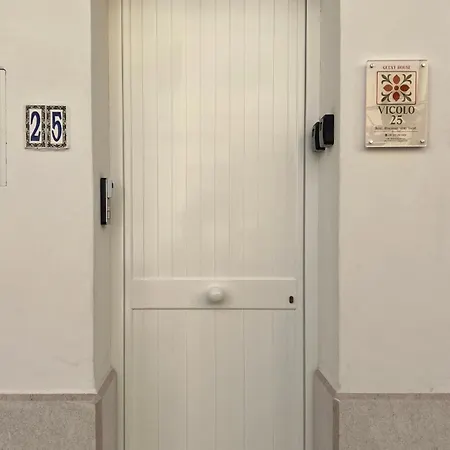 Vicolo 25 *